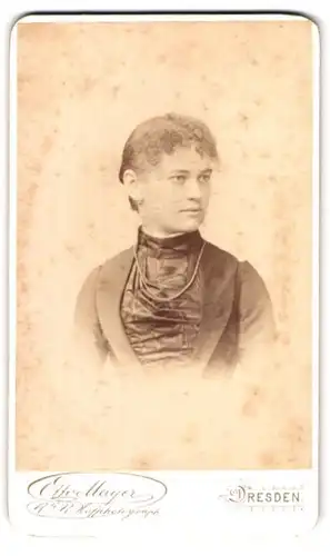 Fotografie Otto Mayer, Dresden, Pragerstrasse 31, junge elegante Dame im Halbprofil