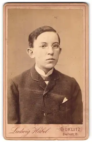 Fotografie Ludwig Habel, Görlitz, Breitestrasse 16, Portrait grimmiger Junge mit Brille