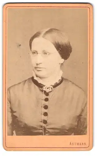 Fotografie Axtmann, Plauen, Oberer Graben 3, Portrait bürgerliche Dame mit Brille