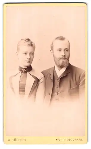 Fotografie W. Höffert, Dresden, See-Strasse 21, Portrait junges Paar in modischer Kleidung