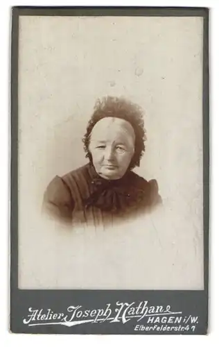 Fotografie Joseph Nathan, Hagen i /W., Elberfelderstrasse 41, Portrait ältere Dame im Kleid mit Haube