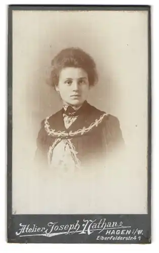 Fotografie Joseph Nathan, Hagen i /W., Elberfelderstrasse 41, Portrait junge Dame in modischer Kleidung