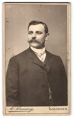 Fotografie A. Sönning, Lauingen, Portrait elegant gekleideter Herr mit Schnauzbart