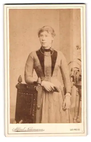 Fotografie Alfred Naumann, Leipzig, Dorotheenstrasse, Portrait bürgerliche Dame mit Büchlein in der Hand