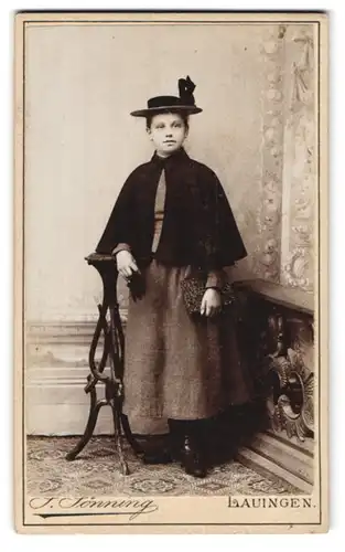Fotografie A. Sönning, Lauingen, Gartenstrasse 8, Portrait modisch gekleidetes Mädchen mit Hut