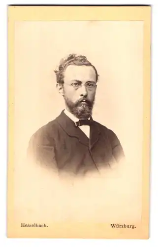 Fotografie Hesselbach, Würzburg, Portrait Herr im Anzug mit Brille und Vollbart