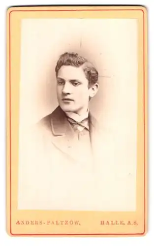 Fotografie Anders-Paltzow, Halle a. S., Portrait junger Herr in modischer Kleidung