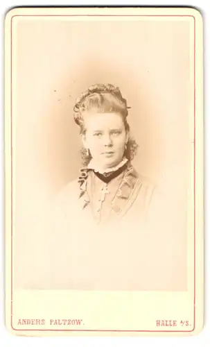 Fotografie Anders Paltzow, Halle a. S., Portrait hübsch gekleidete Dame mit Kreuzkette