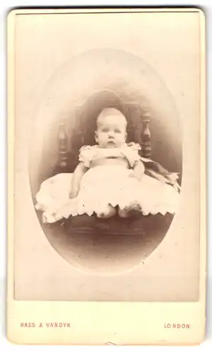 Fotografie Haes & Vandyk, London, 19, Westbourne Grove, Portrait süsses Kleinkind im hübschen Kleid