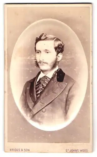 Fotografie F. Briggs & Son, St. John`s Wood, 40, High Street, Portrait junger Herr im Anzug mit Koteletten