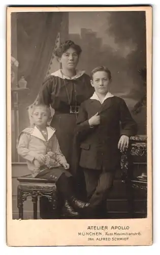 Fotografie Alfred Schmidt, München, Äussere Maximilianstrasse 6, Portrait bürgerliche Dame mit zwei Söhnen
