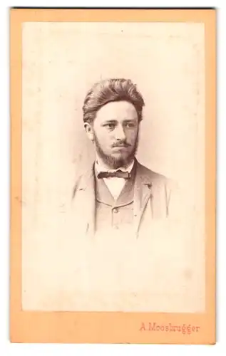 Fotografie August Moosbrugger, Bozen, Portrait modisch gekleideter Herr mit Backenbart
