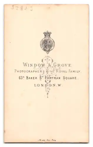 Fotografie Window & Grove, London-W, 63 A, Baker St., Portrait junge Dame in zeitgenössischer Kleidung