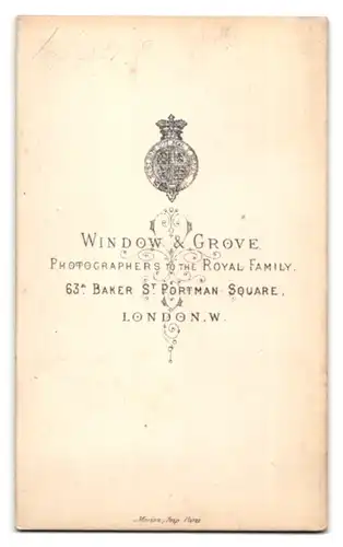 Fotografie Window & Grove, London-W, 63 A, Baker St., Portrait junge hübsche Dame mit Amulett