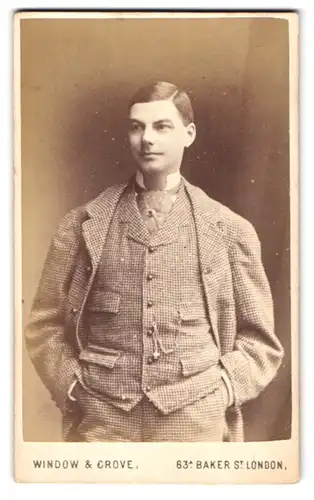 Fotografie Window & Grove, London-W, 63 A, Baker St., Portrait junger Mann im Anzug mit Krawatte