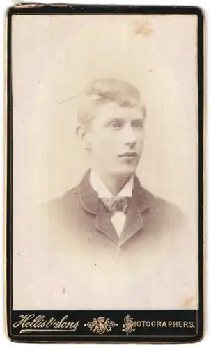 Fotografie Hellis & Sons, London-SW, 30, Clapham Road, Portrait junger Mann im Anzug mit Fliege
