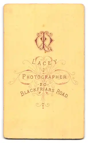 Fotografie Lacey, London, 20, Blackfriars Road, Portrait junger Mann im Anzug mit Fliege