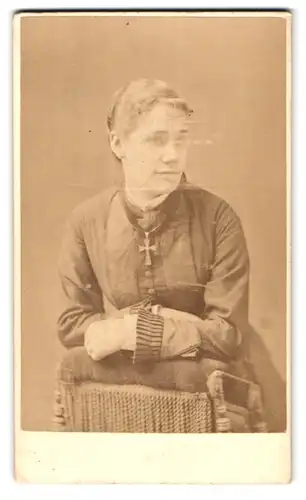 Fotografie H. W. Bird & Co., London-EC, 16 & 17 Poultry, Portrait junge Dame im Kleid mit Kreuzkette