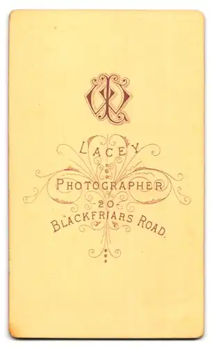 Fotografie Lacey, London, 20, Blackfriars Road, Portrait junge Dame in modischer Kleidung