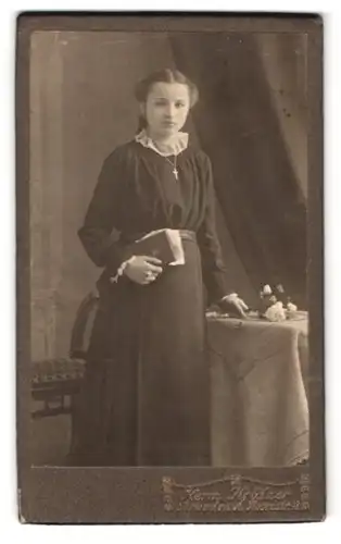 Fotografie Herm. Krätzer, Dresden-A, Rosenstrasse 48, Portrait junge Dame im Kleid mit Gebetsbuch