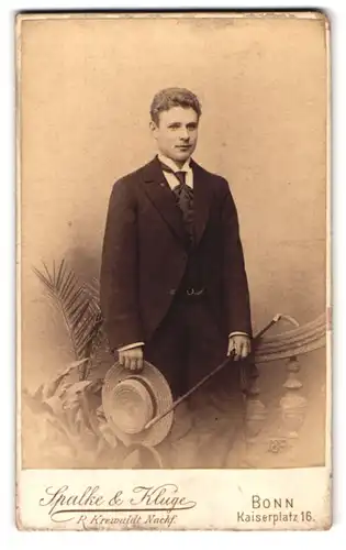 Fotografie Spalke & Kluge, Bonn, Kaiserplatz 16, Portrait junger Mann im Anzug mit Krawatte