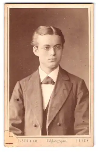 Fotografie E. Biegner & Comp., Guben, Am Wilhelmsplatz 9, Portrait junger Mann im Anzug mit Brille