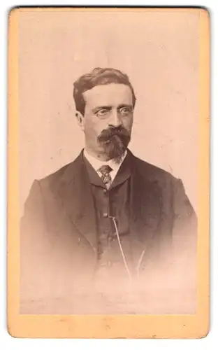 Fotografie Otto Schmidt, Tharand, Portrait eleganter Herr mit Zwicker und Bart