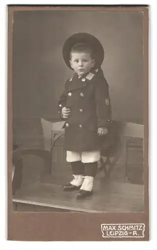 Fotografie Max Schmitz, Leipzig-R., Kronprinzstrasse 19, Portrait kleiner Junge in Uniformjacke