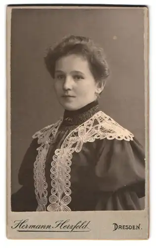 Fotografie Hermann Herzfeld, Dresden-A, Portrait junge Dame im Kleid mit Spitzenkragen