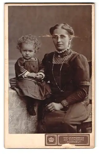 Fotografie Heinrich Schmorrde, Herrnhut, Portrait bürgerliche Dame mit kleinem Mädchen