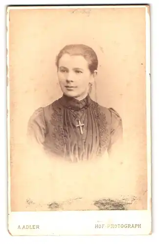 Fotografie A. Adler, Dresden, Victoriastrasse 21, Portrait junge Dame im Kleid mit Kreuzkette