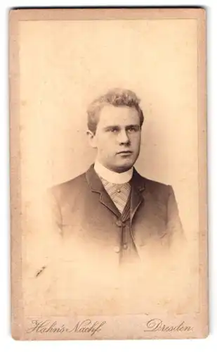 Fotografie G. Chr. Hahn Nachf., Dresden, Waisenhaus-Strasse 34, Portrait junger Herr im Anzug mit Krawatte