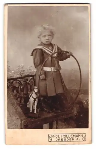 Fotografie Tr. Friedemann, Dresden-A, Rosenstrasse 48, Portrait kleines Mädchen im Matrosenkleid mit Reifen