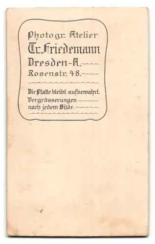 Fotografie Tr. Friedemann, Dresden-A, Rosenstrasse 48, Portrait kleines Mädchen im Matrosenkleid mit Reifen