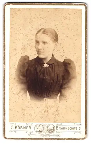 Fotografie Atelier C. Körner, Braunschweig, Hutfiltern, Portrait junge Dame mit zurückgebundenem Haar