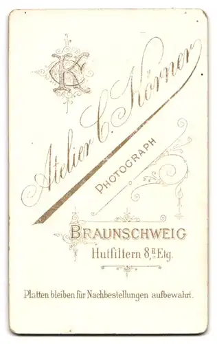 Fotografie Atelier C. Körner, Braunschweig, Hutfiltern, Portrait junge Dame mit zurückgebundenem Haar