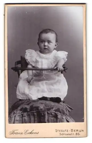 Fotografie Franz Erkens, Berlin-Steglitz, Schlossstrasse 85 Ecke Albrechtstrasse, Portrait süsses Baby im weissen Kleid