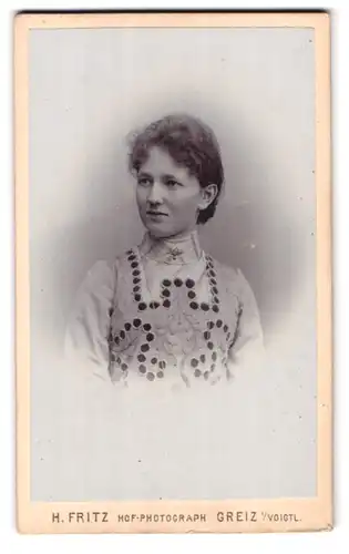 Fotografie H. Fritz, Greiz i /Voigtl., Portrait junge Dame in modischer Kleidung