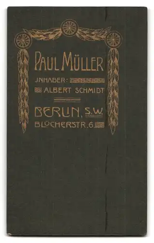 Fotografie Paul Müller, Berlin, Blücherstr. 6, Feiner Herr mit Scheitelfrisur und Schnurbart im Anzug