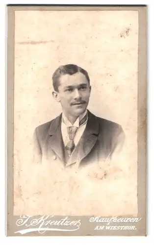 Fotografie J. Kreutzer, Kaufbeuren, Am Wiesthor, Junger Mann mit Scheitelfrisur und Schnauzbart