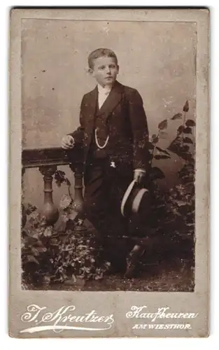 Fotografie J. Kreutzer, Kaufbeuren, Am Wiesthor, Junge in feinem Anzug mit Zylinder in der Hand