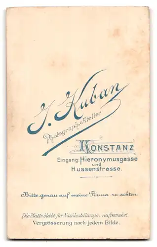 Fotografie J. Kuban, Konstanz, Hieronymusgasse, Junger Mann mit platter Kurzhaarfrisur im Anzug