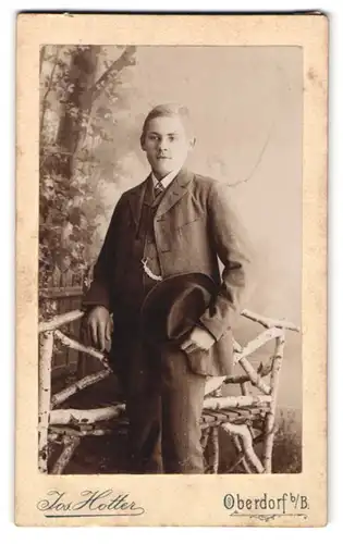 Fotografie Jos. Hotter, Oberdorf, Junger Mann im schicken Anzug und Hut in der Hand