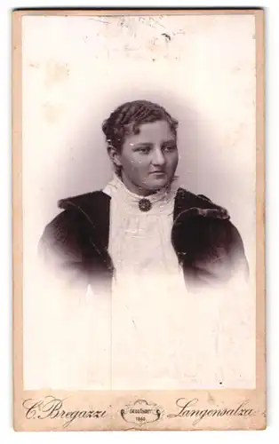 Fotografie C. Bregazzi, Langensalza, Junge Dame mit rundlichem Gesicht und gelocktem Haar im Trachtenkleid
