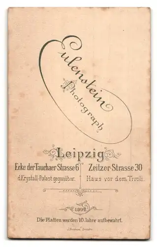 Fotografie Eulenstein, Leipzig, Tauchaer-Strasse 6, Frau mit zurückgebundenem Haar und Kreuzkette im Trachtenkleid