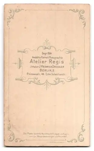 Fotografie Atelier Regis, Berlin, Prinzenstr. 44, Junger Mann mit Kurzhaarfrisur und leichtem Schnauzer im Anzug