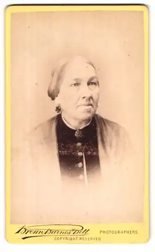 Fotografie Brown, Barnes & Bell, London, 222-220 Regent St., Alte Frau mit zurückgebundenem Haar und Ohrringen