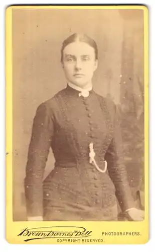 Fotografie Brown, Barnes & Bell, London, 222-220 Regent St., Ernstblickende Frau mit streng zurückgebundenem Haar