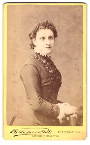 Fotografie Brown, Barnes & Bell, London, 222-220 Regent St., Junge Dame mit lockigem Haar im Kleid