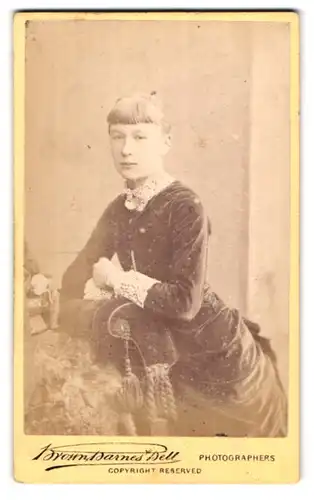 Fotografie Brown, Barnes & Bell, London, 222-220 Regent St., Frau mit Ponyfrisur im Trachtenkleid